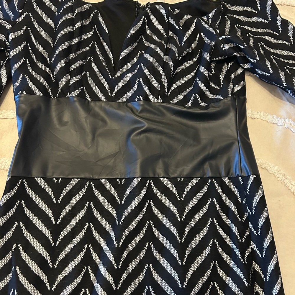 VENUS Black and Silver Chevron Long Sleeve Dress - Picture 3 of 4